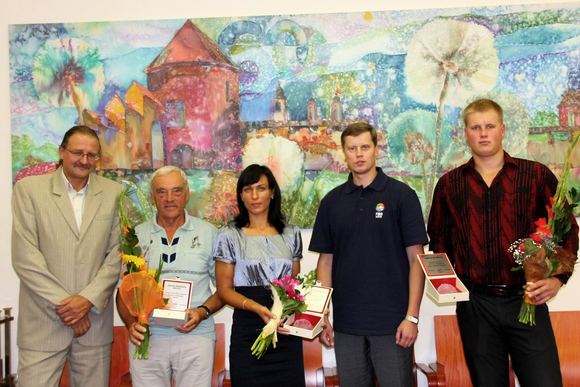 Kauno miesto savivaldybės nuotr./Disko metikas Andrius Gudžius ir iakluotoja Donata Viatartaitė buvo apdovanoti padėkomis. Jas gavo ir jaunųjų aukso medalininkų treneriai.