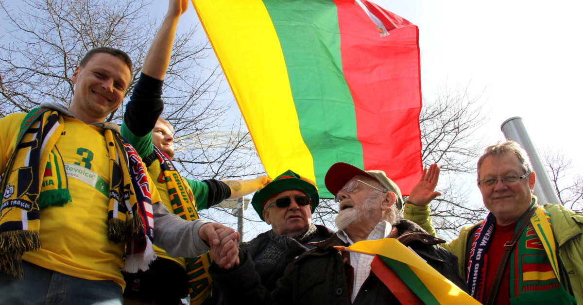 Lietuvos futbolo fanai Londone: „Esame pamišę, nes tikime rinktine“ - 15min