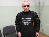 Dainiaus Labučio/„Scanpix“ nuotr./53 metų klaipėdietis V.Lučiūnas šiandien vėl turi progą užsivilkti juodus marškinėlius su užrašu „Policininke, už ką atėmei gyvybę mūsų sūnui?” 