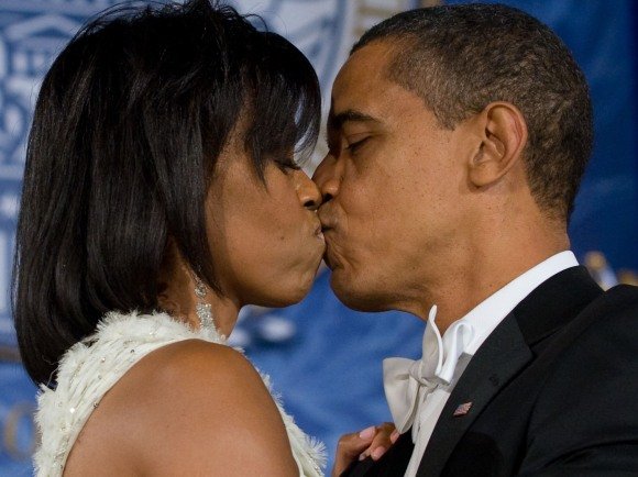 AFP/„Scanpix“ nuotr./B.Obama su žmona šoka savo pirmąjį prezidentinį šokį