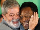 „Reuters“/„Scanpix“ nuotr./Brazilijos prezidentas Luizas Inacio Lula de Silva  futbolą išmano...