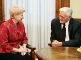 Šarūno Mažeikos/BFL nuotr./Lietuvos Respublikos Prezidentas Valdas Adamkus priėmė Dalią Grybauskaitę Prezidentūroje.