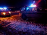 Sauliaus Chadasevičiaus/15min.lt nuotr./Valandėlę avarijos vietoje stypsojęs golfo vairuotojas įsipra&scaron;ė pasi&scaron;ildyti į policijos visureigį.
