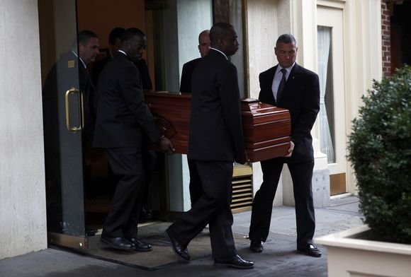 Reuters/Scanpix nuotr./Aktorės Natashos Richardson karstas palydimas ia laidojimo namų.