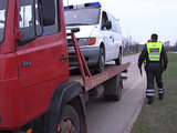 LNK nuotr./Gydytojo automobilis išgabenamas iš įvykio vietos
