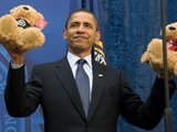 AFP/„Scanpix“ nuotr./Barackas Obama laiko pliušinius meškiukus.
