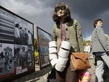 „Reuters“/„Scanpix“ nuotr./Manekenas su tualetinio popieriaus ritinėliais ant kaklo, pastatytas greta Gdansko laivų statyklos monumento, simbolizuoja sovietinę praeitį.