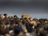 „Reuters“/„Scanpix“ nuotr./Per sprogimą 1998 m. žuvusių vaikų laidotuvės