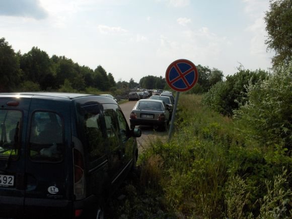 15min.lt skaitytojo Roko B. nuotr./Fotopolicija. Automobilių statymo ypatumai Monciakėse.