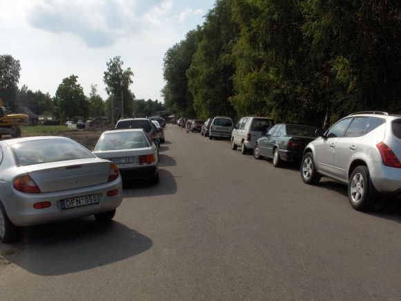 15min.lt skaitytojo Roko B. nuotr./Fotopolicija. Automobilių statymo ypatumai Monciakėse.