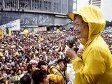 AFP/„Scanpix“ nuotr./Corazon Aquino kalba demonstrantų miniai Maniloje 1985-aisiais