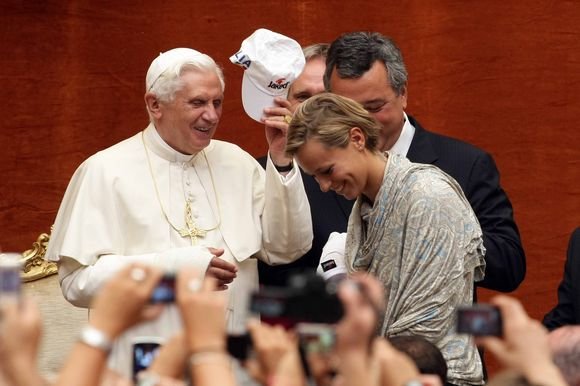 AFP/Scanpix nuotr./Popiežius Benediktas XVI gavo dovanų kepuraitę su Italijos plaukimo rinktinės emblema. 