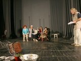 J.Andriejauskaitės nuotr. /Repetuojamas spektaklis „Iš miglos išniro angelas“.