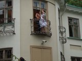 G.Kubiliūtės nuotr. /Princas ropatėsi į balkoną sutikti savo Pelenės. 