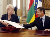 AFP/„Scanpix“ nuotr./D.Grybauskaitės ir N.Sarkozy susitikimo metu Lietuvos trispalvė buvo pakabinta netinkamai.