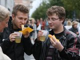 Juliaus Kalinsko/&bdquo;15 minučių&ldquo; nuotr./Projekto &bdquo;Lietuvos Perlai&ldquo; dalyvės Gedimino prospekte pardavinėjo pačių pagamintus kepinius.