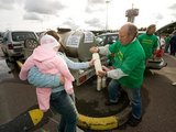 postimees.ee nuotr./Estijos ūkininkai nemokamai dalijo pieną.