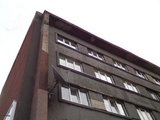 Astos Bliūdžiutės nuotr./Stiprūs vėjai plėšė Muzikinio teatro pastato tinkus.