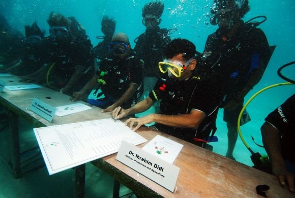 AFP/Scanpix nuotr./Maldyvų prezidento ir ministrų kabineto susitikimas po vandeniu