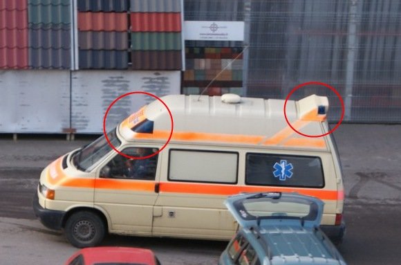15min.lt skaitytojo nuotr./Krovininiu taksi paverstas specialiosios paskirties automobilis su avyturėliais ir užraau Ambulance.