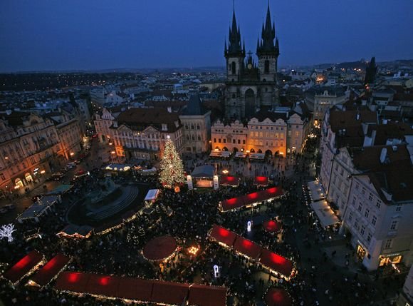 Reuters/Scanpix nuotr./Prahos senamiestis tviska ryakiausiomis spalvomis  čia aurmuliuoja kalėdinė mugė.