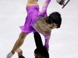 Reuters/Scanpix nuotr./Rusijos atstovai   Yuko Kavaguti ir Aleksander Smirnov per dailiojo čiuožimo Grand Prix finalą Tokijo mieste Japonijoje