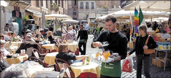 Užsienio spaudos nuotr./Italai pietų pertraukas leidžia kavinėse.