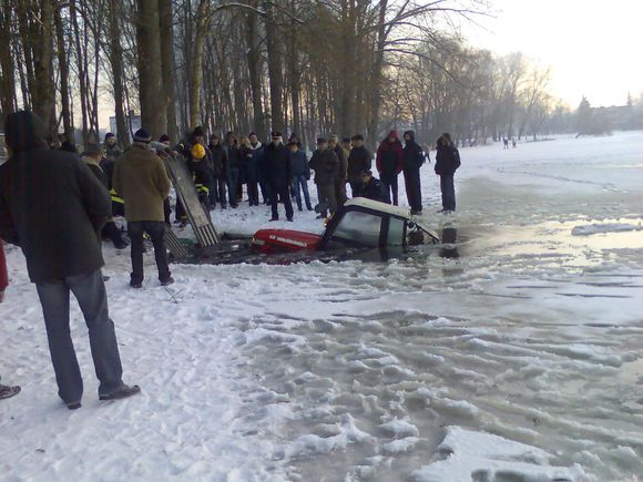 15min.lt skaitytojo Vito nuotr./Ant tvenkinio ledo trasą automobilių varžyboms ruoaęs lengvasis traktorius atsidūrė vandenyje, traktorininkas iasigelbėjo.
