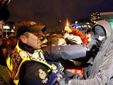 „Reuters“/„Scanpix“ nuotr./Policija prie stadiono buvo priversta tramdyti protestuotojus.