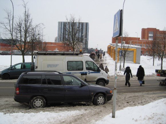 Vilniaus policijos nuotr./Nutempti pažeidėjų automobiliai