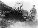 &bdquo;Scanpix&ldquo; nuotr./Sibiro valstietis prie mamuto liekanų (apie 1900 m.)