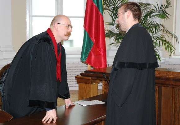 Sauliaus Chadasevičiaus/15min.lt nuotr./`įkart prokuroras Z.Tuliaevskis (kairėje) ir vėl įveikė Henytę ginantį advokatą K.Aamį.
