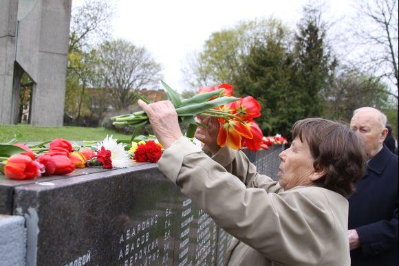 J.Andriejauskaitės nuotr./Minėjimo vieta skendo gėlėse. 