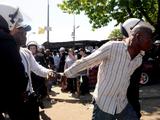 AFP/Scanpix nuotr./Po susidūrimo su policija buvo sulaikyti 32 juodaodžiai prekiautojai.
