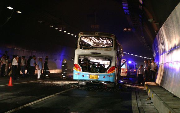 AFP/Scanpix nuotr./Kinijoje užsiliepsnojo autobusas. 