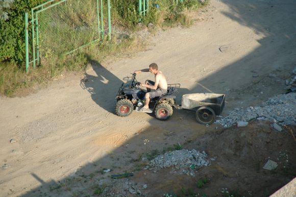 Skaitytojo Andriaus nuotr./Statybinės atliekos buvo vežamos keturračiu.
