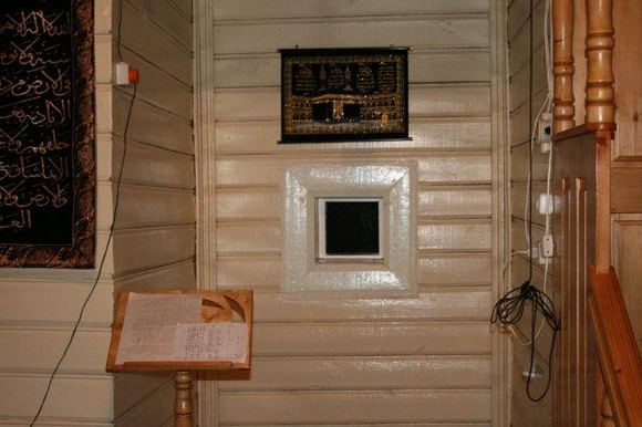Linos Balsytės nuotr./Nemėžio mečetėje įstatytas langelis, žvelgiantis į Mekos pusę