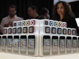 AFP/„Scanpix“ nuotr./Naujoji „iPod“ grotuvų serija (nuo apačios): „iPod Touch“, „iPod Nano“ ir „iPod Shuffle“. 