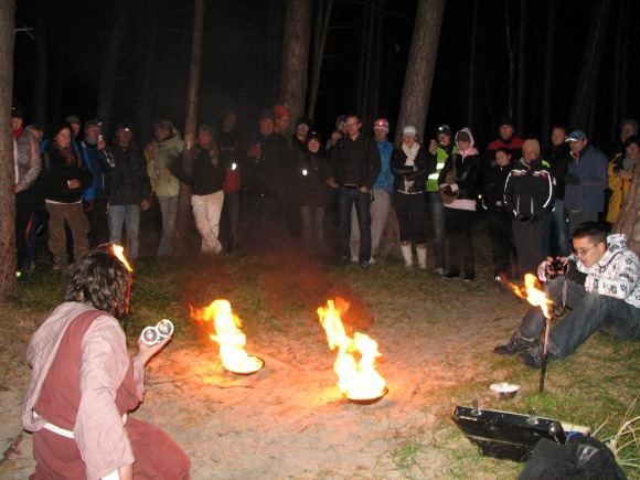 Organizatorių nuotr./Klaipėdiečiai ne tik keliavo dviračiais, bet ir dalyvavo loterijoje, stebėjo ugnies aou ant Olandų kepurės.