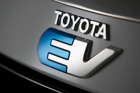Gamintojo nuotr./Užuominos apie elektrinį Toyota RAV4