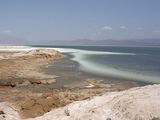 wikimedia.org nuotr./Asalio ežeras. Kairėje matyti pakrantėje susiformavę druskos klodai.