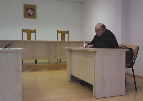 ...romų tautybės vaikiną Nikolajų ginantį advokatą Vilhelmą Keliuotį.