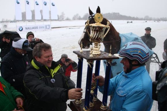 V.Jaručio nuotr./Pagrindinį Sartai 2011 trofėjų - Didįjį žiemos prizą  laimėjo estas Vladimiras Mummas su žirgu ST Thomas.