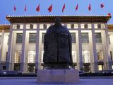 „Reuters“/„Scanpix“ nuotr./Taip atrodė Konfucijaus statula priešais Kinijos nacionalilnio muziejaus fasadą.