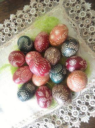 15min.lt skaitytojos Ingos Galkutės nuotr./15min.lt skaitytojos Ingos Galkutės nuotr./A second way is to create a design on the egg using a sharp pen dipped in beeswax, coloring the egg and then gently removing the wax to reveal a design in the color of the eggshell.
