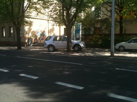 Gazas.lt skaitytojo Dominyko nuotr./Mercedes gali parkuotis ir ant aaligatvio