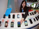 AFP/„Scanpix“ nuotr./Kinijoje  pagaminama daugybė išmaniųjų telefonų