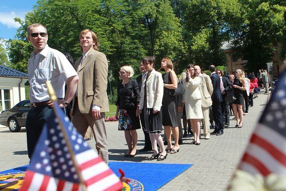 Irmanto Gelūno/15min.lt nuotr./JAV ambasadorės rezidencijoje kviestiniai svečiai ia anksto ataventė Liepos 4-ąją.