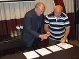 „Rapala“ vadovas Jorma Kasslin ir „Shimano Europe“ vykdantysis direktorius Pierangelo Zanetta pasirašo sutartį įkurti ACE 