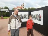 Irmanto Gelūno/15min.lt nuotr./Deivis su sūnumi Edvinu apžiūri pasaulio spaudos fotografijas.